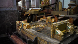 Zniszczenia spowodowane falą powodziową w kościele przy klasztorze oo. franciszkanów w Kłodzku. 16.09.2024. Fot. PAP/D. Gdesz