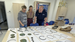 Skarb z okresu epoki brązu, odnaleziony podczas nielegalnych poszukiwań zabytków w Gryfinie. Źródło: Komenda Powiatowa Policji w Gryfinie.