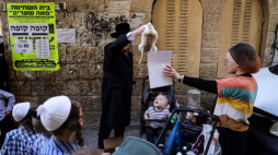 Rytuał kaparot w przededniu Jom Kipur. Izrael. 10.10.2024. Fot. PAP/EPA