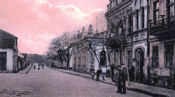 Synagoga w Koninie (widok z Rynku Garncarskiego). Źródło: Wikimedia Commons