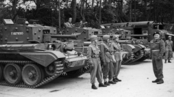 1 Dywizja Pancerna - ćwiczenia przed inwazją na kontynent. Odprawa dowódców. Z prawej generał Stanisław Maczek. Widoczne czołgi Cromwell VII szwadronu sztabowego. 07.1944. Fot. NAC