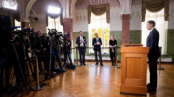 Szef Norweskiego Komitetu Noblowskiego Jorgen Watne Frydnes ogłosił, że organizacja Nihon Hidankyo została laureatem Pokojowej Nagrody Nobla. Fot. PAP/EPA