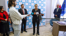 Ministra edukacji Barbara Nowacka (C) podczas ceremonii wręczenia nauczycielom z Pomorza nagród za wybitne zasługi na rzecz rozwijania uzdolnień uczniów. Gdańsk, 04.10.2024. Fot. PAP/P. Matusewicz