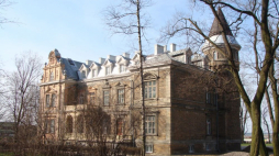 Pałac Dobieckich w Łopusznie. Fot. Pesell. Źródło: Wikimedia Commons