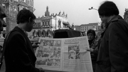 Kraków 10.1978 r. mieszkańcy na Rynku Głównym z pismem„ Tygodnik Powszechny”, który w całości został poświęcony wyborowi Jana Pawła II. PAP/Maciej Sochor 