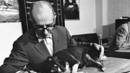 Maciej Piekarski podczas pracy w Warszawskim Ośrodku Telewizyjnym w 1985 r. Na stole leży suczka Fifa. Fot. PAP/Afa Pixx/Z. Żyburtowicz