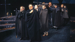 „Dziady” Adama Mickiewicza, inscenizacja w Teatrze Narodowym, w reżyserii Krystyny Skuszanki z 1987 r. Fot. PAP/M. Belina Brzozowski