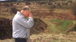 Stanisław Tomasik, były więzień „Libanu” na terenie dawnego obozu podczas obchodów w 1997 r. Fot. J. Bednarczyk 