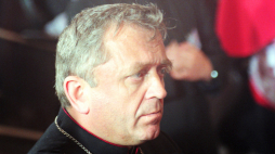 Biskup Jan Chrapek podczas pielgrzymki Jana Pawła II do Polski. Fot. PAP/G. Rogiński