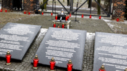 Miejsce byłego obozu w Świętochłowicach  - tablice upamiętniające ofiary Tragedii Górnośląskiej. PAP/Andrzej Grygiel