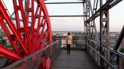 Zwiedzający na platformie widokowej na szczycie wieży szybu Warszawa II w Muzeum Śląskim, skąd roztacza się widok na panoramę Katowic. Fot. PAP/A. Grygiel