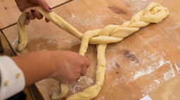 Przygotowanie chałki. Fot. PAP/M. Kulczyński