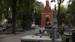 Groby na Starym Cmentarzu w Płocku. Fot. PAP/S. Łabiński 