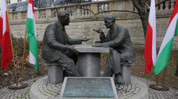 Ławeczka Henryka Sławika i Józsefa Antalla w Warszawie, fot. PAP/P. Supernak