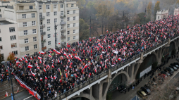Uczestnicy Marszu Niepodległości na Moście Poniatowskiego w 2023 r. Fot. PAP/P. Supernak
