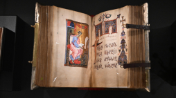 Średniowieczna księga na ekspozycji w Pałacu Rzeczypospolitej w Warszawie. Fot. PAP/R. Pietruszka