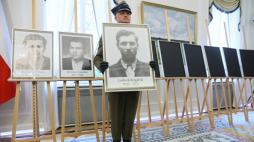 Uczestnicy wręczenia not identyfikacyjnych członkom rodzin ofiar totalitaryzmów w Belwederze w Warszawie. PAP/Leszek Szymański