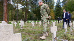 Książę Radu Duda podczas wizyty na Starym Cmentarzu Jenieckim w Łambinowicach. Książe jest małżonkiem księżnej Małgorzaty, najstarszej córki króla Rumunii Michała I, sprawującej pieczę nad rumuńskim domem królewskim. Fot. PAP/K. Świderski
