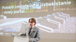 Dyrektor Muzeum Pamięci Sybiru w Białymstoku Wojciech Śleszyński podczas konferencji podsumowującej digitalizację Polskich Cmentarzy Wojennych w Uzbekistanie. PAP/Artur Reszko