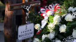 Uroczystości pogrzebowe działacza społecznego i politycznego, historyka i dziennikarza Leszka Moczulskiego na Cmentarzu Wojskowym na Powązkach w Warszawie, 18 bm. Twórca Konfederacji Polski Niepodległej oraz Ruchu Obrony Praw Człowieka i Obywatela zmarł 10 października 2024 r. w wieku 94 lat. Fot. PAP/P. Supernak