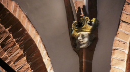 XIV-wieczna bazylika konkatedralna pw. św. Jakuba w Olsztynie. Podczas prac archeologicznych we wnętrzu katedry odkryto rzeźby głów aniołów, zwieńczające podpory sklepienia budowli. Jak twierdzą historycy, mogły one służyć odpędzaniu złych duchów. Fot. PAP/T. Waszczuk