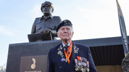 Por. Eugeniusz Niedzielski z 1 Dywizji Pancernej podczas odsłonięcia popiersia Stanisława Maczka na Polskim Cmentarzu Wojskowym w Bredzie. Fot. PAP/A. Zawada