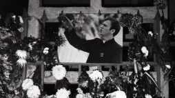 Od chwili podania informacji o zaginięciu księdza Jerzego Popiełuszki w kościele św. Stanisława Kostki gromadziły się tłumy wiernych, na mszy świętej, różańcu i Apelu Jasnogórskim.  Na zdjęciu: plebania, w której mieszkał ks. Popiełuszko. Warszawa, 10.1984. Fot. PAP/J. Kośnik