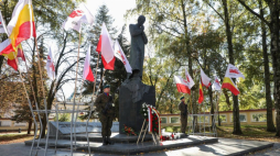 Pomnik bł. ks. Jerzego Popiełuszki w Białymstoku podczas uroczystości w 40. rocznicę męczeńskiej śmierci kapłana. Fot. PAP/A. Reszko