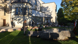 Marszałek Senatu Małgorzata Kidawa-Błońska złożyła kwiaty na grobie bł. ks. Jerzego Popiełuszki w Warszawie. Fot. PAP/P. Nowak