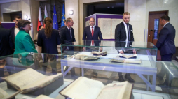 Prezydent Bułgarii Rumen Radew (C) podczas otwarcia wystawy pt. "Opowieści z dziejów głagolicy" w Bibliotece Jagiellońskiej w Krakowie. Fot. PAP/Ł. Gągulski