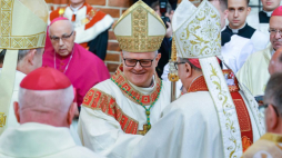 Nowy metropolita szczecińsko-kamieński abp Wiesław Śmigiel (C-L) podczas ingresu do szczecińskiej archikatedry. Fot. PAP/J. Muszyński