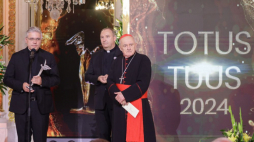 Metropolita warszawski kard. Kazimierz Nycz (P), przewodniczący zarządu Fundacji "Dzieło Nowego Tysiąclecia" ks. Dariusz Kowalczyk (2P) oraz odbierający nagrodę w kategorii "Propagowanie nauczania św. Jana Pawła II" dyrektor Ośrodka Dokumentacji i Studium Pontyfikatu Jana Pawła II w Rzymie ks. Andrzej Dobrzyński (L) podczas gali wręczenia nagród Totus Tuus 2024 na Zamku Królewskim w Warszawie. Fot. PAP/T. Gzell