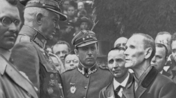 Wkroczenie wojska polskiego na Śląsk - powitanie w Piekarach Śląskich. Generał Stanisław Szeptycki w rozmowie z poetą ludowym Wawrzyńcem Hajdą. 1922 r. Fot. NAC