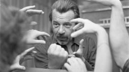 Aktor, reżyser, wybitny twórca teatru lalkowego profesor Jan Wilkowski, podczas zajęć ze studentami na Wydziale Sztuki Lalkarskiej w Białymstoku (filia Akademii Teatralnej im. Aleksandra Zelwerowicza w Warszawie). 1979 r. Fot. PAP/CAF/R. Sieńko