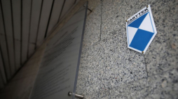 Tabliczka na dworcu Warszawa Centralna im. Stanisława Moniuszki informuje, że obiekt został wpisany do rejestru zabytków. Fot. PAP/L. Szymański