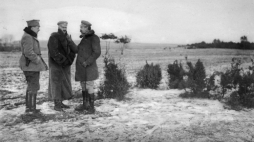 Brygadier Józef Piłsudski (1. z prawej) rozmawia z Ignacym Daszyńskim (w środku) i rtm. Mariuszem Zaruskim, lata 1915 – 1916. /Źródło: NAC