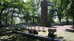 Niemieccy i polscy żołnierze - grupa mundurowych z 15. Sieradzkiej Brygady Wsparcia Dowodzenia i 171. Batalionu Logistyki 5. Kompanii z Burga k. Magdeburga - wspólnie odnawiają wojskowe mogiły na cmentarzu na Majkowie. Kalisz, 26.05.2009. Fot. PAP/T. Wojtasik