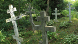 Prawosławny cmentarz przy klasztorze Staroobrzędowców w Wojnowie. Fot. PAP/T. Waszczuk