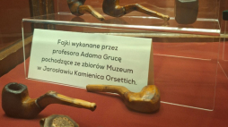 Fajki wykonane przez prof. Adama Grucę na wystawie w Muzeum w Jarosławiu, fot. Muzeum w Jarosławiu