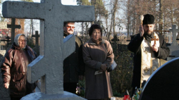 Batiuszka (P) święci groby w dzień Wszystkich Świętych w Michałowie (woj. podlaskie). 2005 r. Fot. PAP/P. Supernak