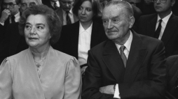 Piotr Jaroszewicz z żoną Alicją Solską na promocji książki Edwarda Gierka w 1992 r., fot. PAP/Z. Matuszewski