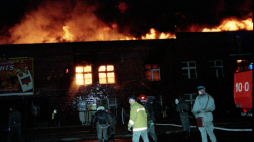 Pożar w hali widowiskowej przy Stoczni Gdańskiej, fot. PAP/S. Kraszewski