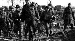 Żołnierze serbskiej organizacji paramilitarnej podczas wojny w Jugosławii w latach 90., fot. PAP/EPA/MZWELE