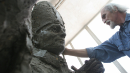 Zygmunt Brachmański (1936-2024) w trakcie pracy nad pomnikiem Jana Pawła II, fot. PAP/A. Grygiel