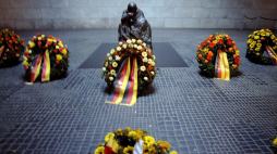 Niemcy, wieńce złożone z okazji Dnia Żałoby Narodowej, fot. PAP/DPA/K-D. Gabbert 