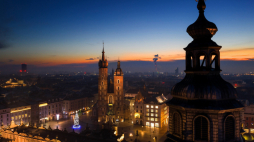 Widok na wieżę ratuszową i Kościół Mariacki w Krakowie, fot. PAP/Ł. Gągulski