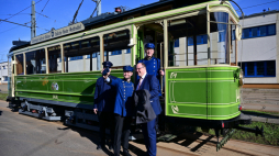Wyremontowane zabytkowe wagony Zeppelin - tramwaje, które jeździły w Krakowie, fot. PAP/Art Service