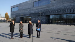 Prezydent Rafał Trzaskowski, p.o. dyrektora Muzeum Historii Polski Marcin Napiórkowski, zastępca dyrektora Muzeum Wojska Polskiego Magdalena Rochnowska oraz Reni Jusis przed budynkiem MHP, fot.PAP/P. Supernak