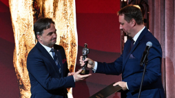 Wiceminister do spraw społeczeństwa obywatelskiego Marek Krawczyk (P) i Naczelny Dyrektor Archiwów Państwowych Paweł Pietrzyk (L), który odebrał nagrodę w kategorii instytucja, podczas Gali Finałowej Nagrody BohaterONy 2024 im. Powstańców Warszawskich. PAP/Radek Pietruszka