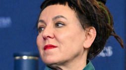 Olga Tokarczuk podczas uroczystości w UMCS, w trakcie których odebrała tytuł doktora honoris causa tej uczelni, fot. PAP/W. Jargiło